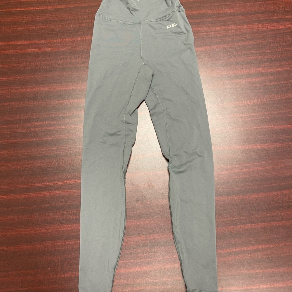 Gymshark leggings XS one small threading on the hip. See attached pic